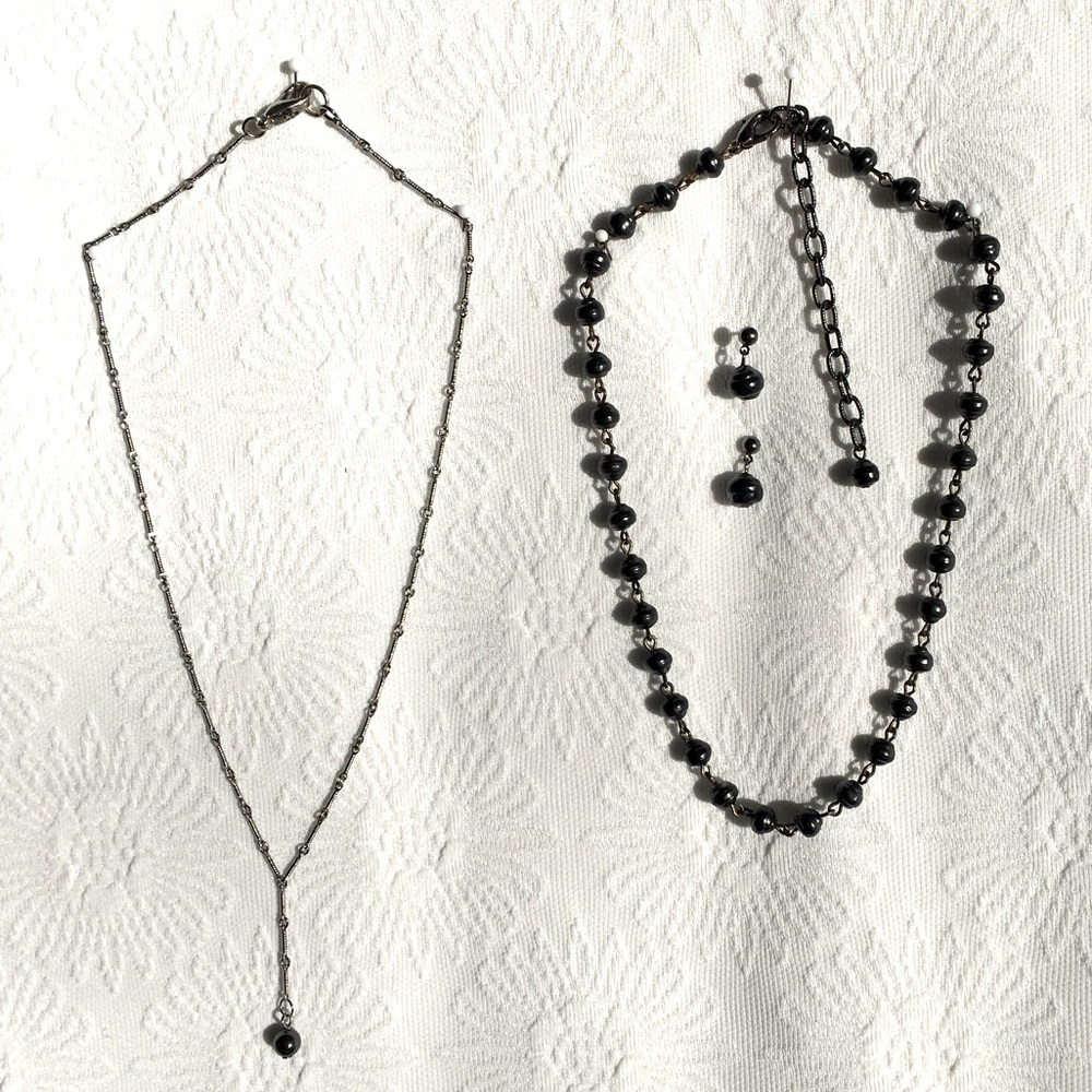Jewelry set: gunmetal grey colored pearl necklaces and earrings